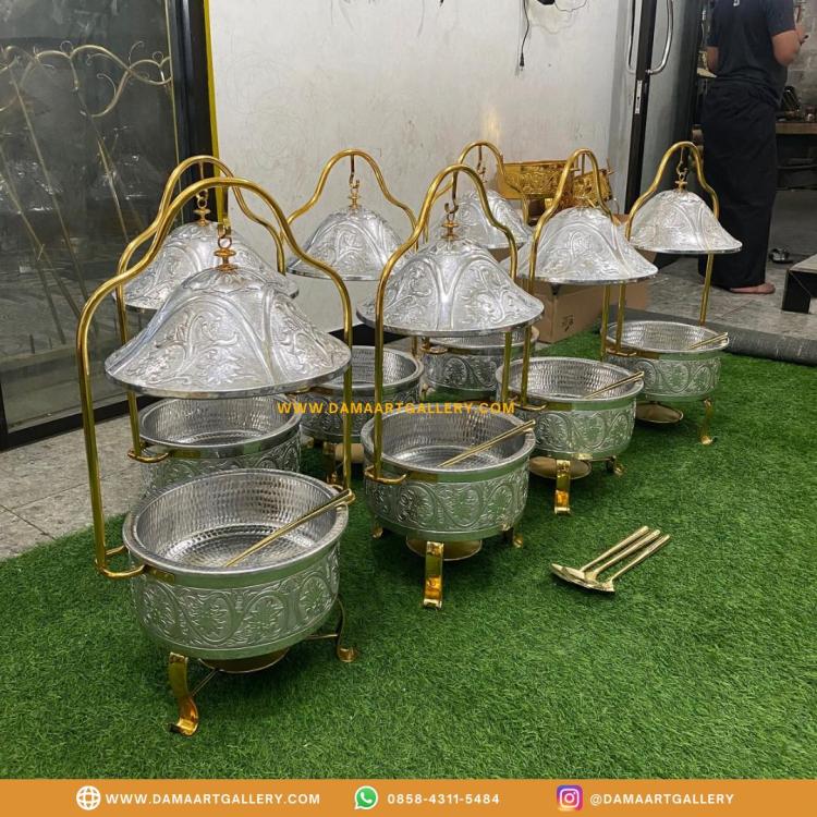 Chafing dish alumunium ukiran | Dama Art Gallery | Kerajinan Tembaga, Kuningan & Alumunium Terbaik. Chafing Dish aluminium ukir - Pemanas makanan alumunium ukir - food warmer alumunium ukir - Tempat makanan catering alumunium ukir

Penghangat/pemanas makanan atau lebih