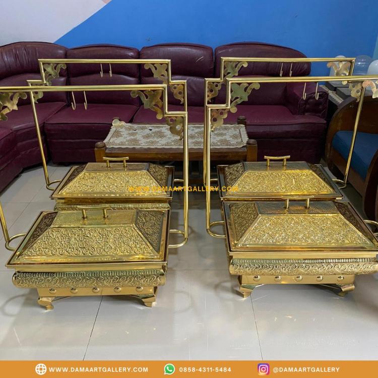 Chafing Dish Kuningan Ukiran Terbaru | Dama Art Gallery | Kerajinan Tembaga, Kuningan & Alumunium Terbaik. Chafing dish kuningan persegi adalah wadah penghangat makanan yang terbuat dari bahan kuningan dan memiliki bentuk persegi. Chafing dish ini biasanya memiliki warna emas yang