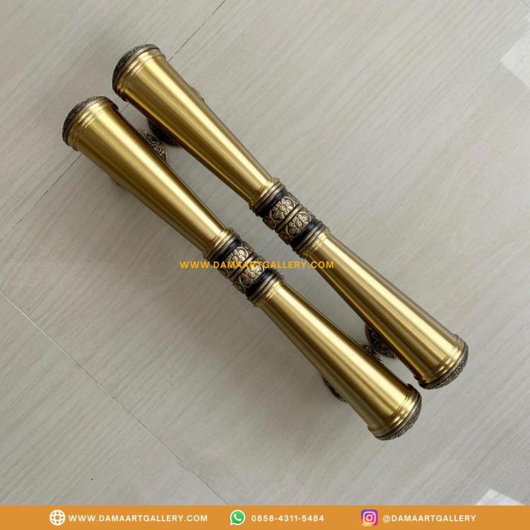 Handle Pintu Kuningan | Dama Art Gallery | Kerajinan Tembaga, Kuningan & Alumunium Terbaik. Handle pintu Kuningan seperti adalah salah satu produk yang sedang dicaari saat ini karena bentuk dan motif yang unik, dan handle seperti ini tidak beredar dipasaran yang