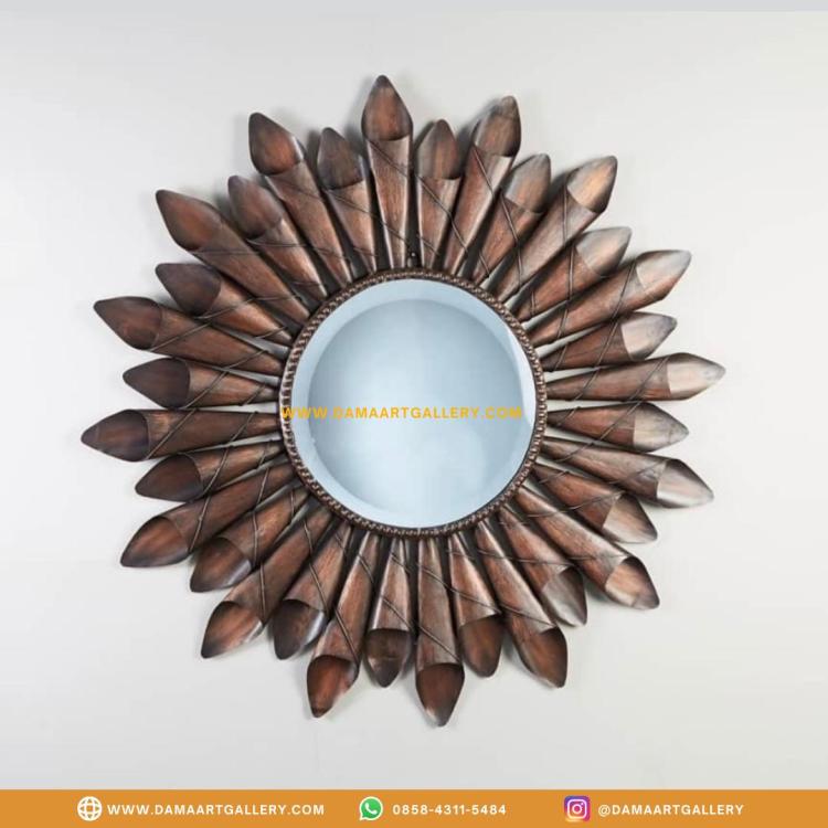 Hiasan Cermin Tembaga Kuningan | Dama Art Gallery | Kerajinan Tembaga, Kuningan & Alumunium Terbaik. Hiasan Cermin tembaga dan kuningan

Cermin tembaga kuningan adalah cermin yang terbuat dari bahan tembaga atau kuningan. Cermin ini biasanya memiliki warna emas yang