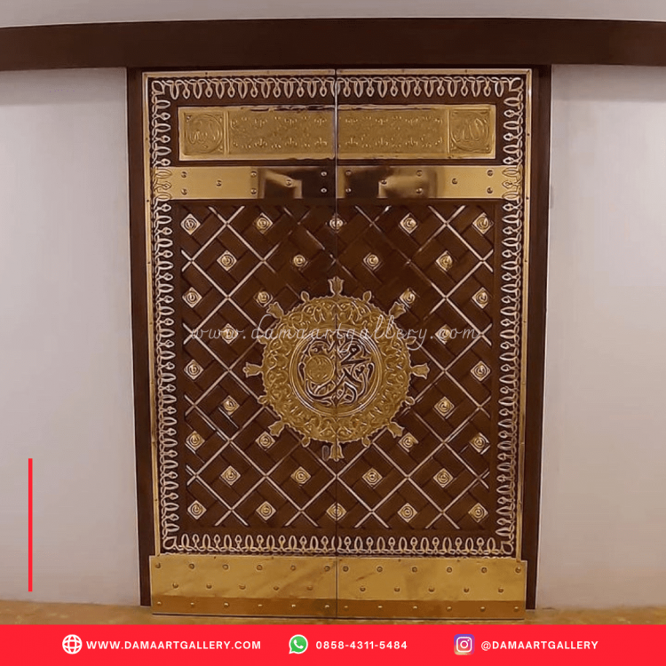 Jual Pintu Masjid Nabawi | Dama Art Gallery | Kerajinan Tembaga, Kuningan & Alumunium Terbaik. Pintu Masjid Nabawi Kunigan yang mempunyai ciri khas tersendiri dengan menggunakan bahan kayu kombinasi dengan logam kuningan dengan ukuran yang super besar menambah kesan