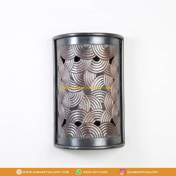 Karya Seni Lampu Dinding Tembaga Custom | Dama Art Gallery | Kerajinan Tembaga, Kuningan & Alumunium Terbaik. Lampu Dinding Tembaga CustomKarya Seni yang Menyinari Ruangan Anda

LampuDindingPerungguKustommemberikanlebih dari sekadarcahaya.Ini adalah karya seni yang dirancang khusus