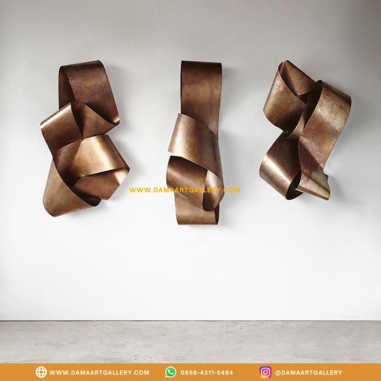Karya Seni Unik dengan Artwork Custom Tembaga dan Kuningan | Dama Art Gallery | Kerajinan Tembaga, Kuningan & Alumunium Terbaik. Ciptakan Karya Seni Unik dengan Artwork Custom Tembaga dan Kuningan

Tembaga dan kuningan, dua logam yang terkenal dengan keindahan dan ketahanannya, kini dapat menjadi bahan