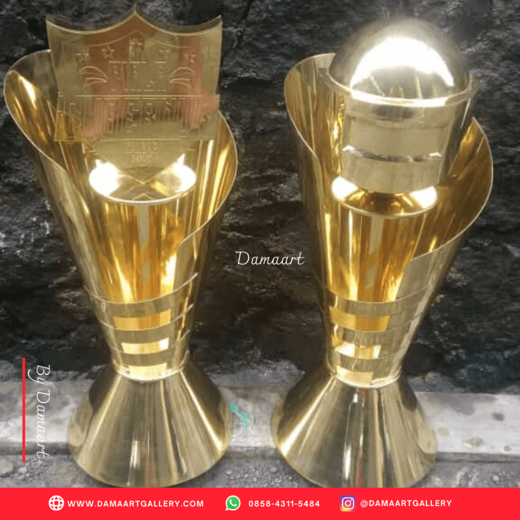 Kerajinan Trofi Custom | Dama Art Gallery | Kerajinan Tembaga, Kuningan & Alumunium Terbaik. Piala atau trofi adalah benda atau penghargaan yang diberika kepada seseorang atau klub atau tim karena suatu pencapaian tertentu, Piala bisa berbahan dasar fiber, tembaga,