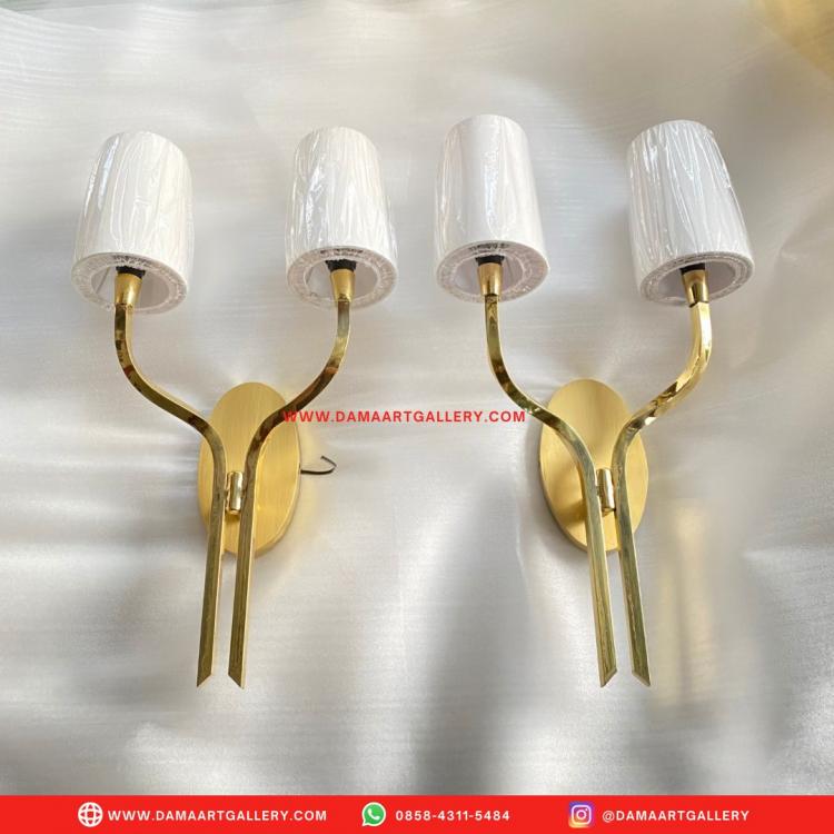 Lampu Dinding Klasik Kuningan | Dama Art Gallery | Kerajinan Tembaga, Kuningan & Alumunium Terbaik. Lampu Dinding Klasik Kuningan: Sentuhan Elegan serta glamor buat Interior
Lampu dinding klasik kuningan adalah salah satu elemen dekorasi yang dapat menyampaikan sentuhan