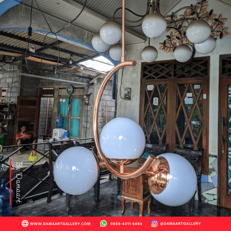 Lampu Gantung Tembaga Estetik | Dama Art Gallery | Kerajinan Tembaga, Kuningan & Alumunium Terbaik. Lampu Gantung Tembaga memiliki fungsi untuk memberikan penerangan maksimal, menjadikan ruangan berkesan luas, sekaligus memberikan keindahan yang luar biasa. Berbagai macam