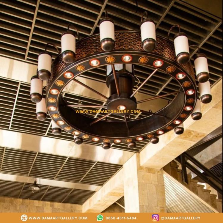 Lampu Masjid Tembaga | Dama Art Gallery | Kerajinan Tembaga, Kuningan & Alumunium Terbaik. Lampu Masjid Tembaga: Keindahan dan Kemegahan dalam Pencahayaan

Lampu masjid tembaga adalah salah satu elemen penting dalam dekorasi masjid yang tidak hanya berfungsi