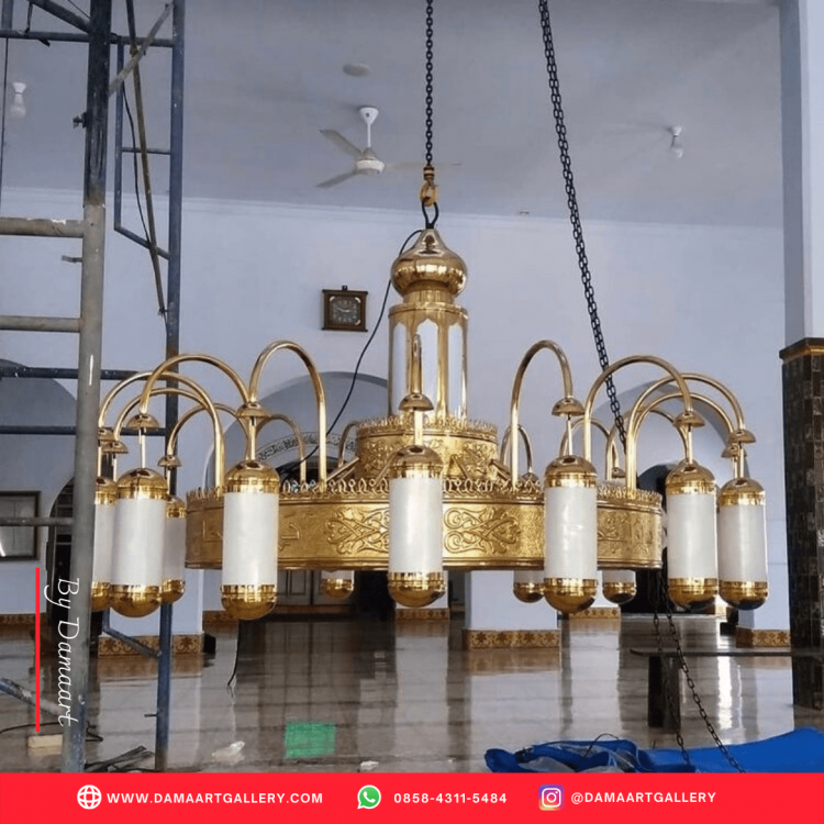 Lampu Nabawi Kuningan | Dama Art Gallery | Kerajinan Tembaga, Kuningan & Alumunium Terbaik. Lampu masjid nabawi - lampu gantung masjid tembaga - lampu gantung masjid nabawi - produsen lampu masjid nabawi - pengrajin lampu masjid nabawi - lampu gantung masjid nabawi