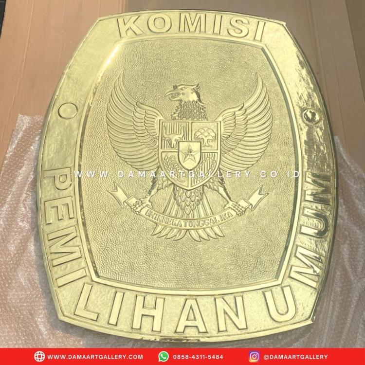 Logo KPU Material Kuningan Mewah | Dama Art Gallery | Kerajinan Tembaga, Kuningan & Alumunium Terbaik. Logo KPU Bahan Kuningan: Simbol Demokrasi yang Kokoh serta Berkelas
Logo KPU (Komisi Pemilihan awam) berbahan kuningan ialah representasi visual yang mencerminkan nilai-nilai