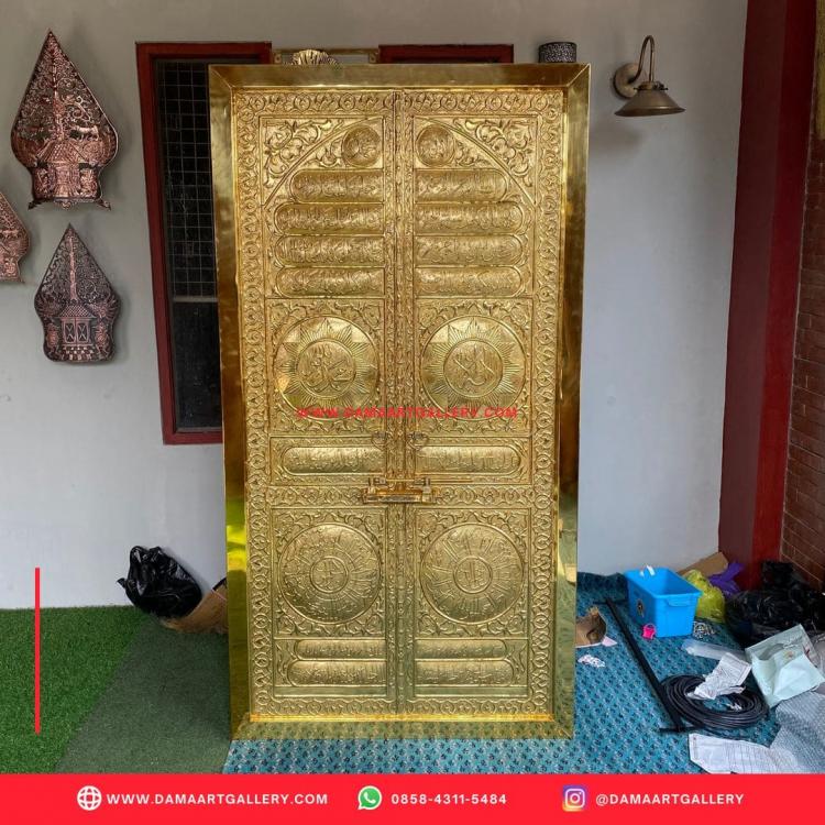 Pengrajin Pintu Kabah Kuningan | Dama Art Gallery | Kerajinan Tembaga, Kuningan & Alumunium Terbaik. Dama Art Gallery adalah rumah produksi kerajinan Tembaga serta Kuningan, salahsatunya artinya kerajinan pintu kabah. buat pembuatan pintu kabah semirip mungkin dengan yang