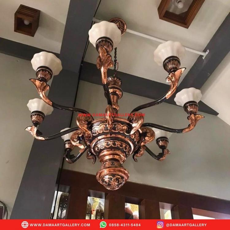 Pesona Lampu Gantung Joglo Tembaga | Dama Art Gallery | Kerajinan Tembaga, Kuningan & Alumunium Terbaik. Pesona Lampu Gantung Joglo Tembaga

Lampu gantung joglo tembaga bukan sekadar lampu hias biasa, melainkan perwujudan budaya dan tradisi Jawa yang kaya. Terbuat dari tembaga
